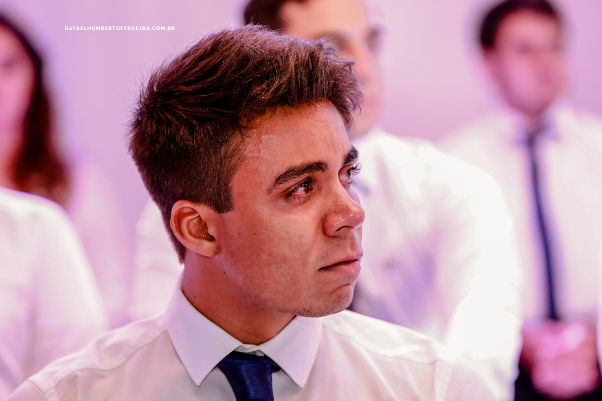 lágrimas no culto ecumênico