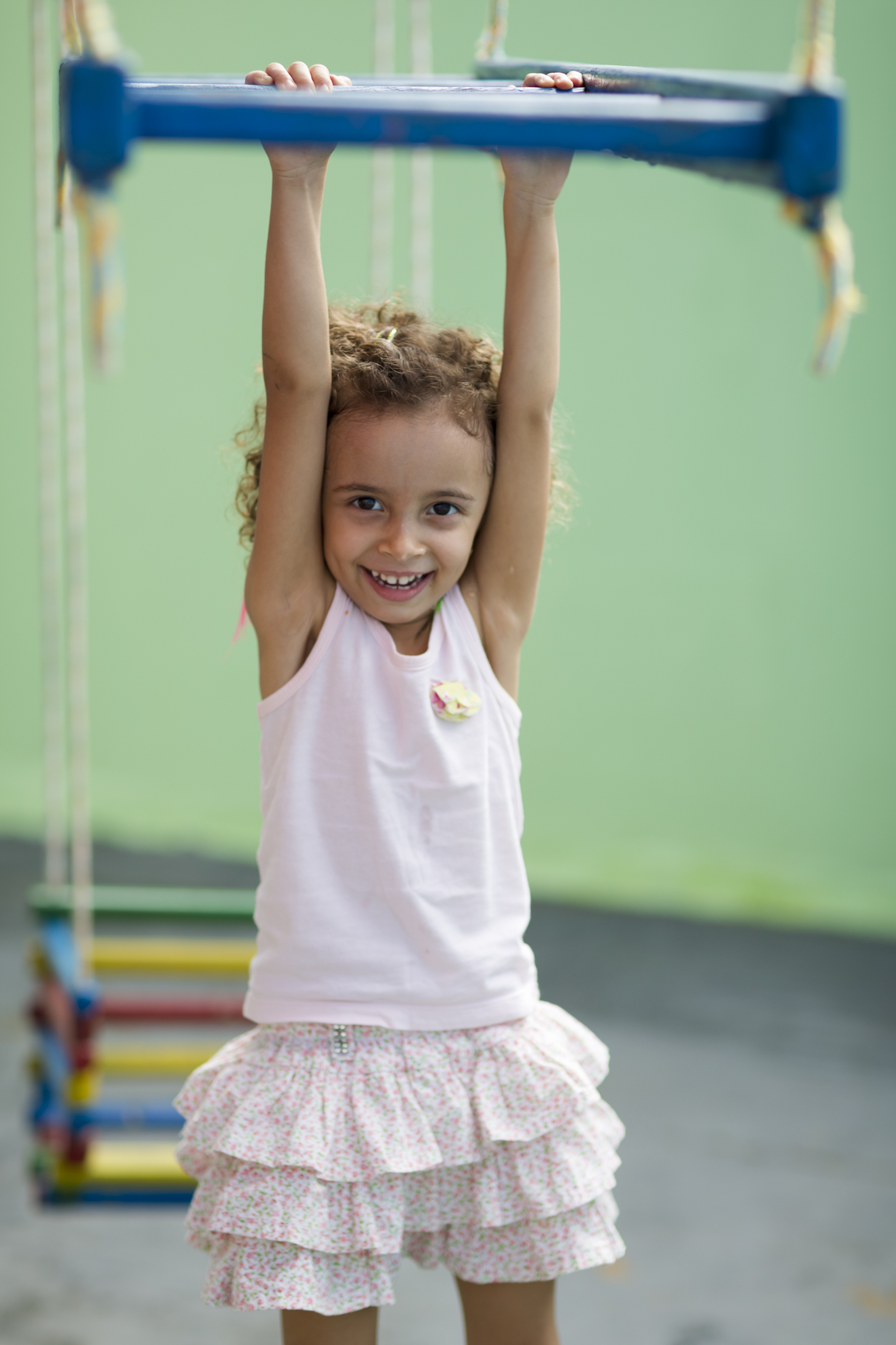 menina brincando livremente em ensaio fotografico