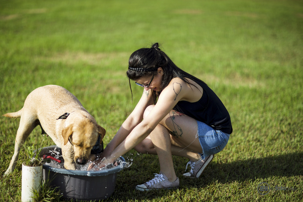 Porque ela AMA água e bagunça