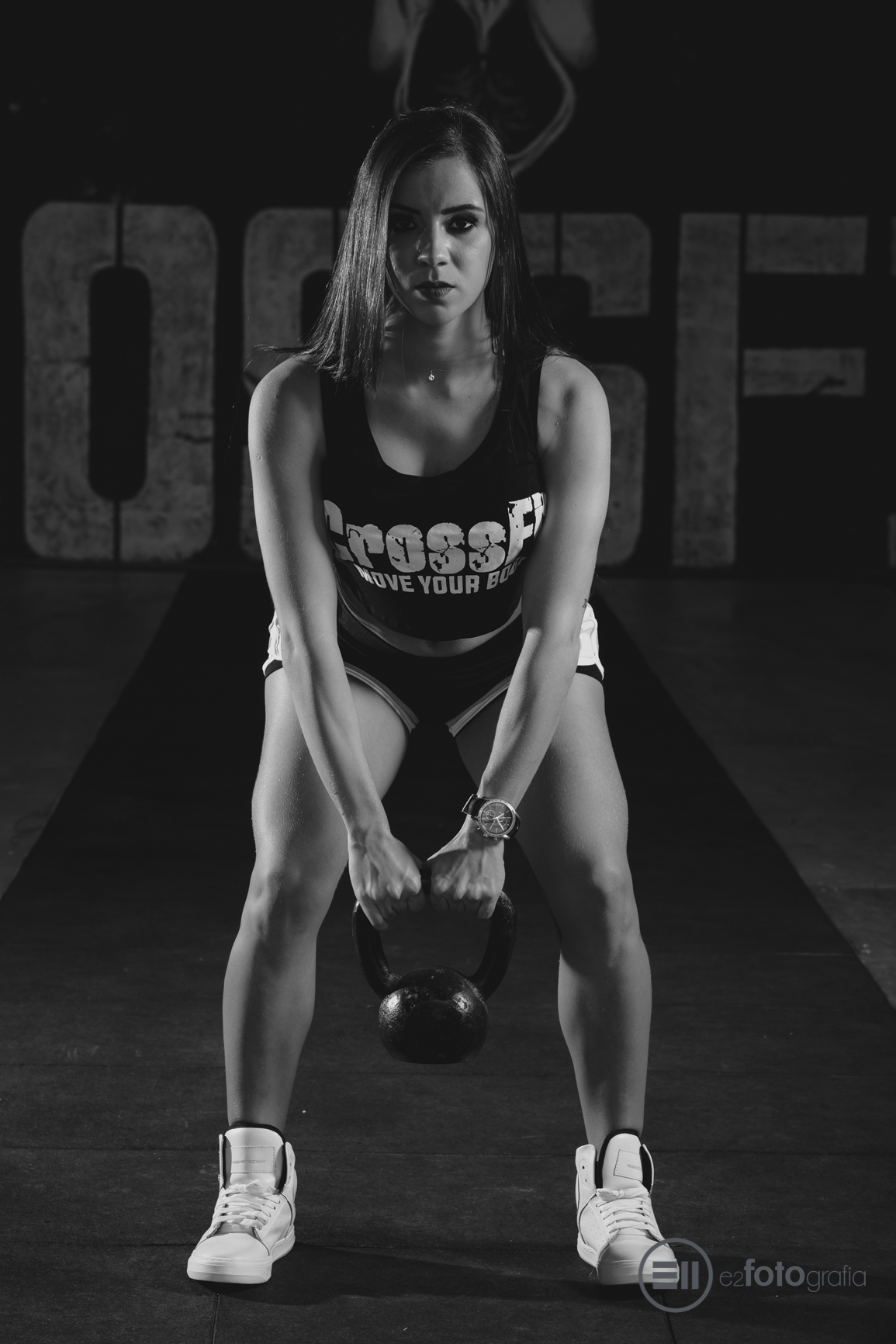 Bebel e E2 fotografia em um super ensaio no box de crossfit