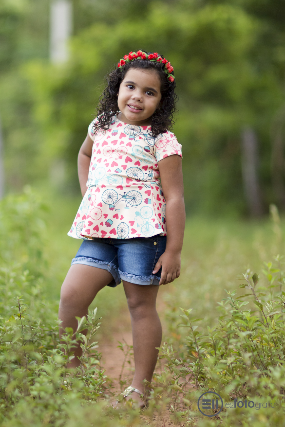 Sophia fazendo pose para as Lentes da E2 Fotografia