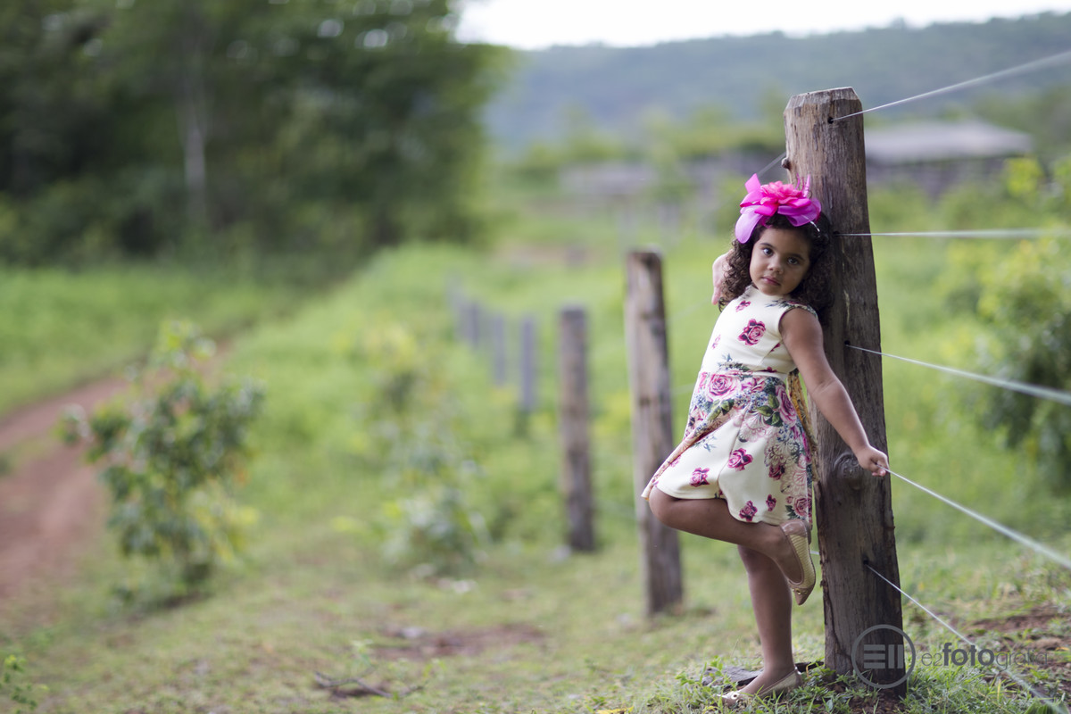 Sosô toda delicada na fazenda durante o ensaio com a E2 Fotografia