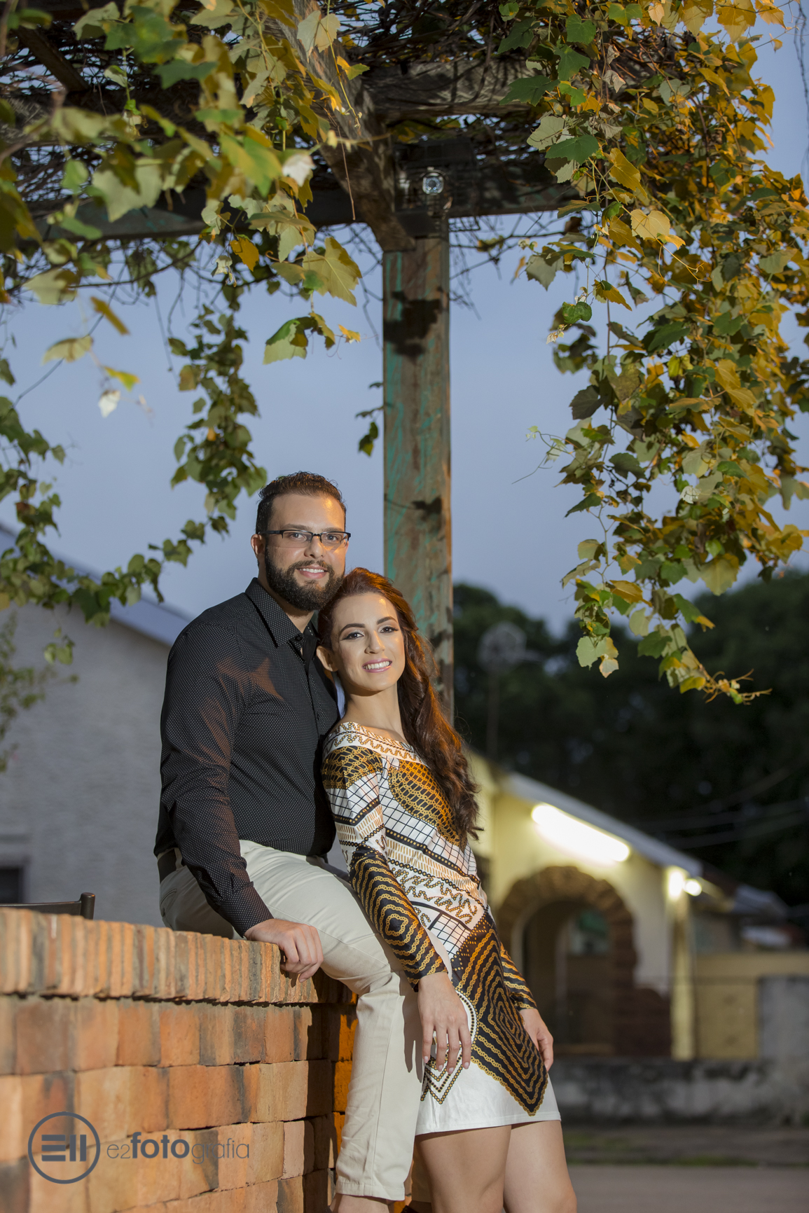 casal apaixonado na sessão pre casamento