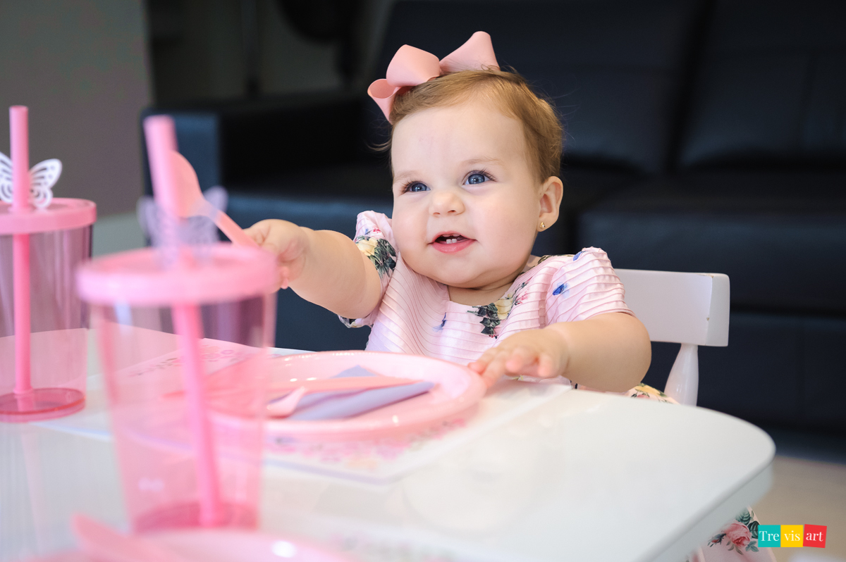 Foto Criança Brincando Em Festa De Aniversário Infantil Tema Jardim Das Borboletas