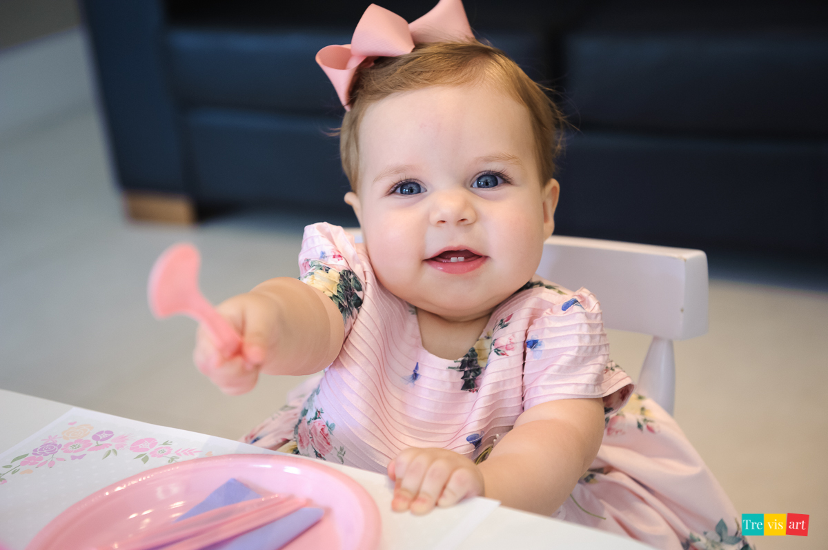 Foto Criança Brincando Em Festa De Aniversário Infantil Tema Jardim Das Borboletas