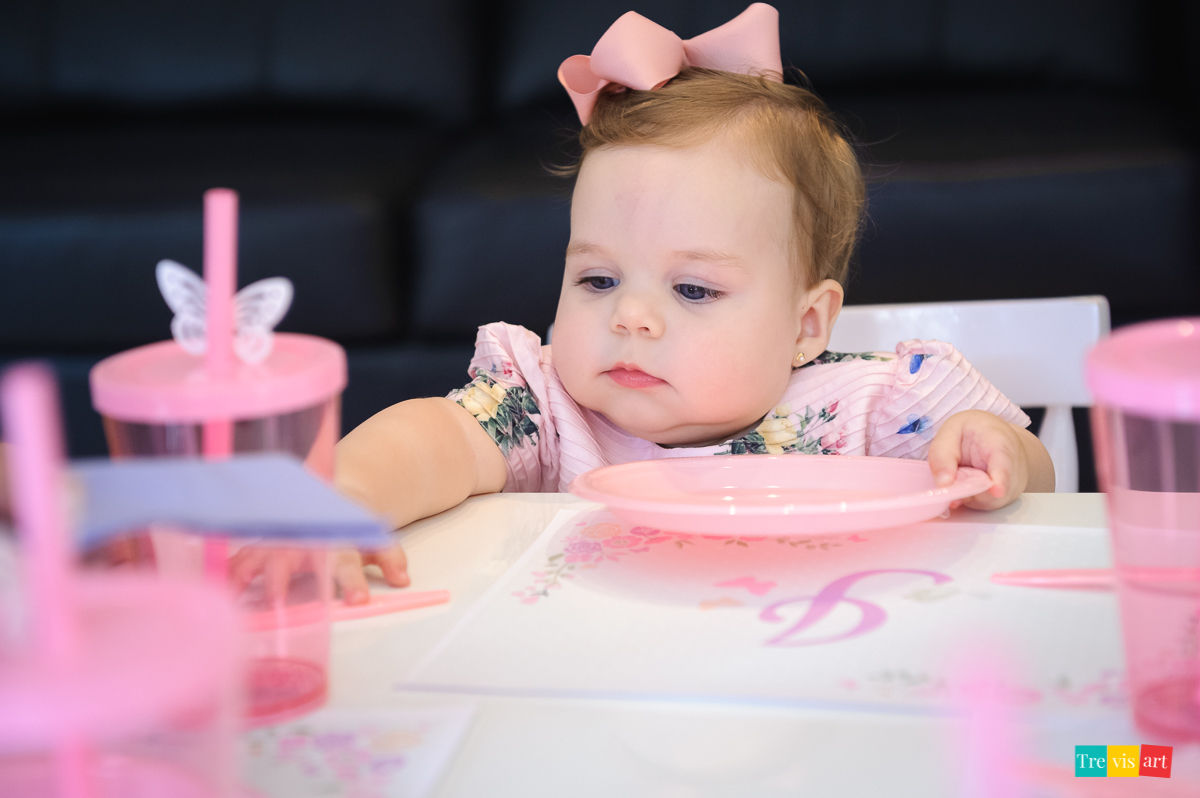 Foto Criança Brincando Em Festa De Aniversário Infantil Tema Jardim Das Borboletas