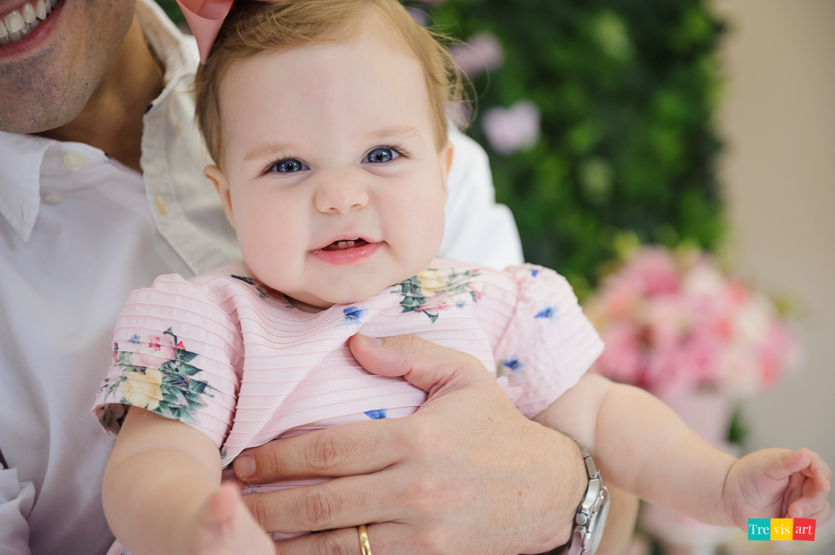 Foto Criança Brincando Em Festa De Aniversário Infantil Tema Jardim Das Borboletas