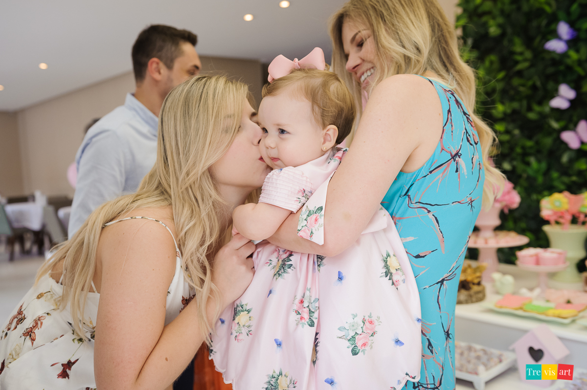 Foto Família Em Festa De Aniversário Infantil Tema Jardim Das Borboletas