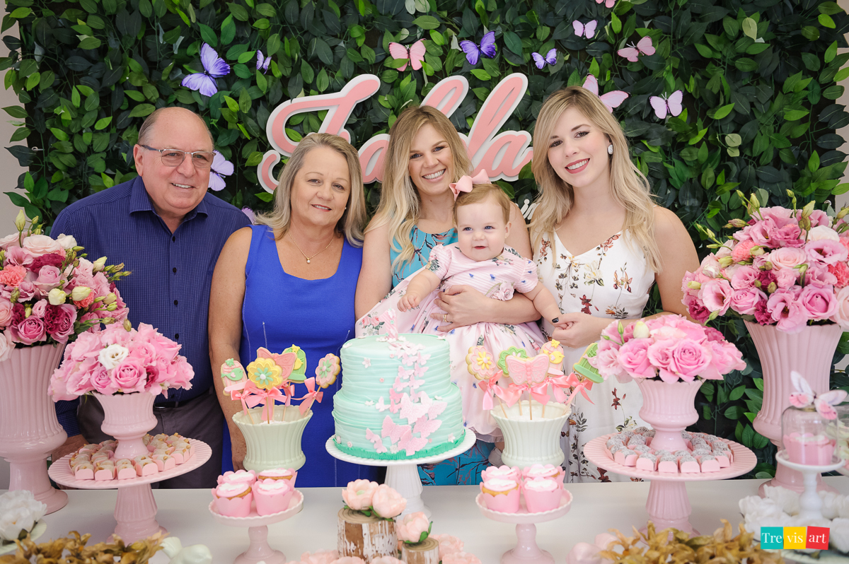 Foto Família Em Festa De Aniversário Infantil Tema Jardim Das Borboletas