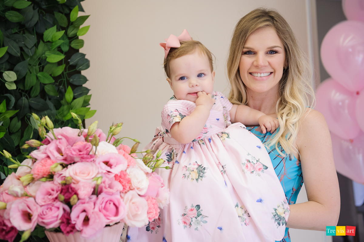 Foto Família Em Festa De Aniversário Infantil Tema Jardim Das Borboletas