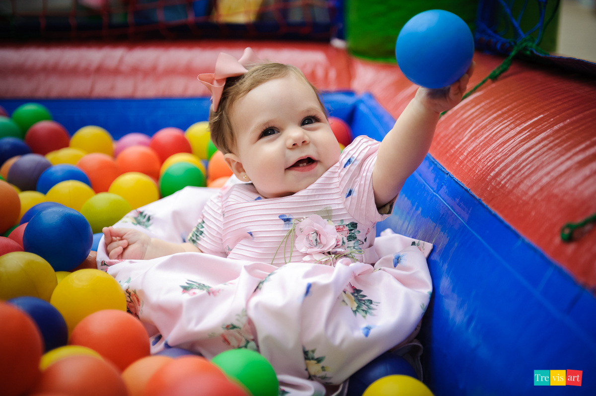 Foto Criança Brincando Em Festa De Aniversário Infantil Tema Jardim Das Borboletas