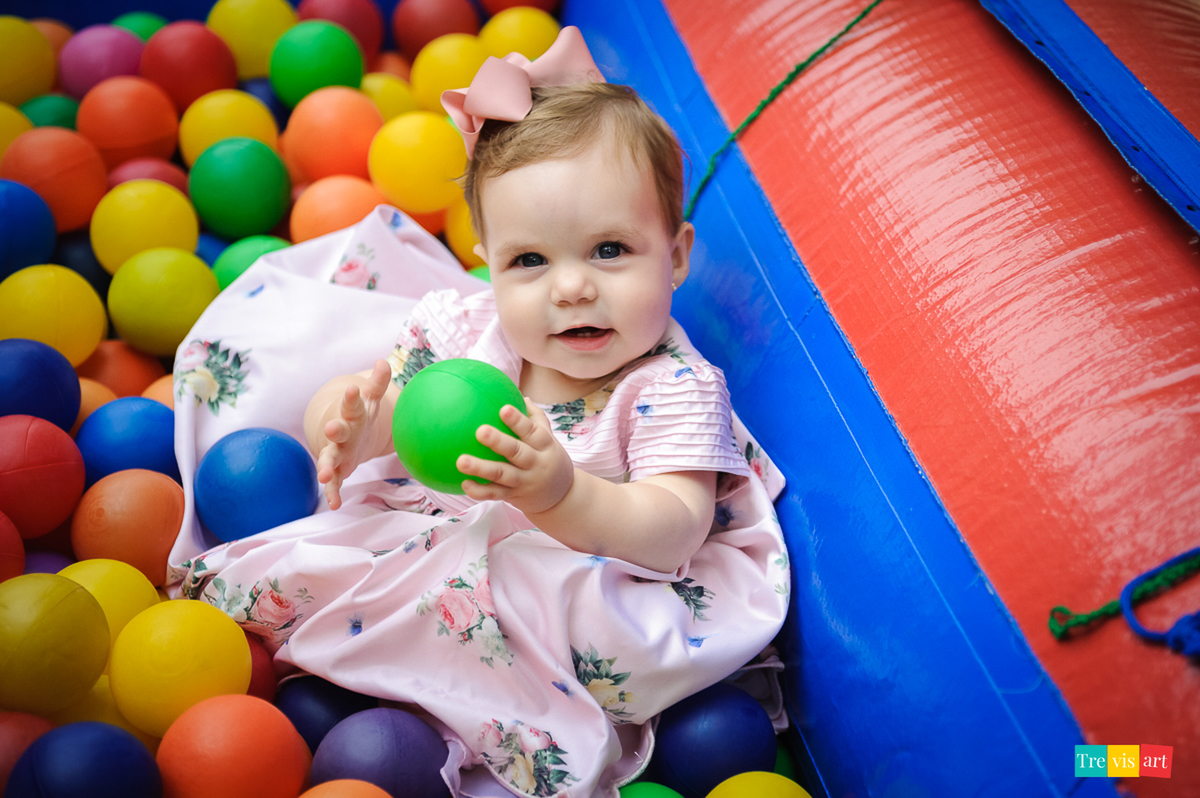 Foto Criança Brincando Em Festa De Aniversário Infantil Tema Jardim Das Borboletas