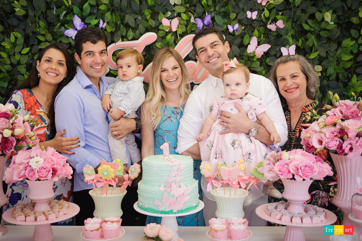 Foto Família Em Festa De Aniversário Infantil Tema Jardim Das Borboletas
