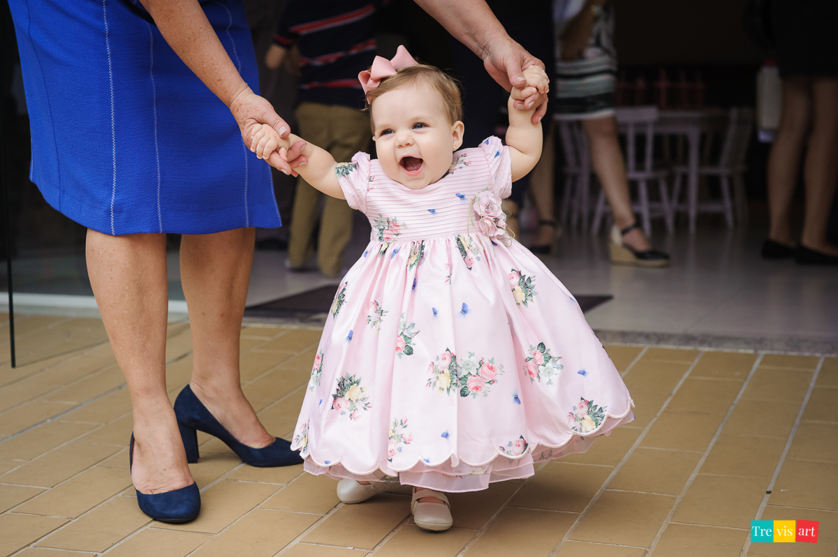 Foto Criança Brincando Em Festa De Aniversário Infantil Tema Jardim Das Borboletas