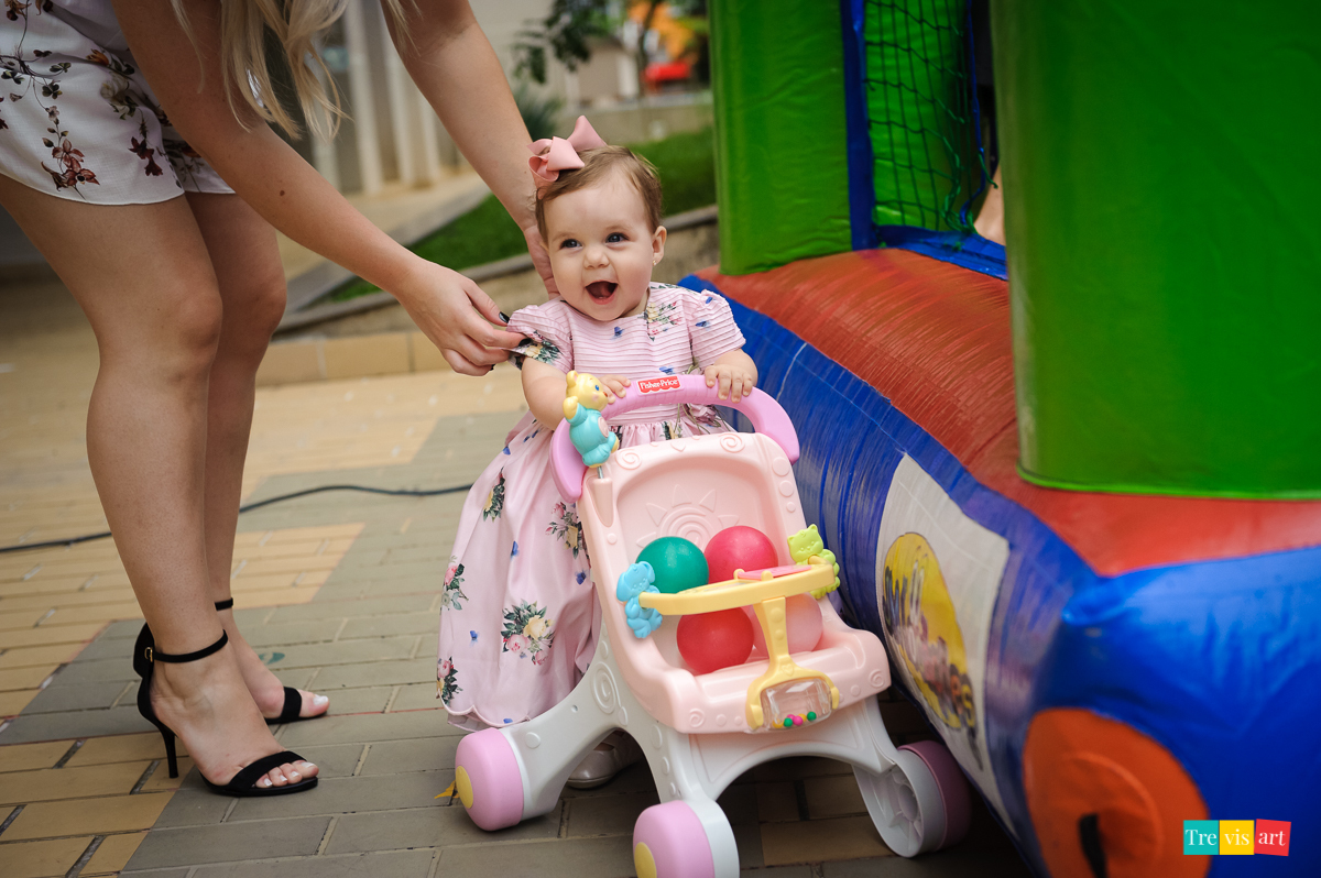 Foto Criança Brincando Em Festa De Aniversário Infantil Tema Jardim Das Borboletas