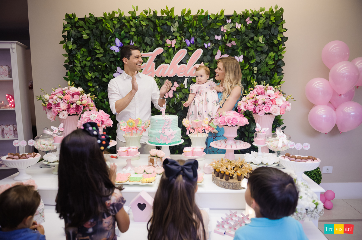 Foto Parabéns em Festa Infantil Criança Brincando Em Festa De Aniversário Infantil Tema Jardim Das Borboletas