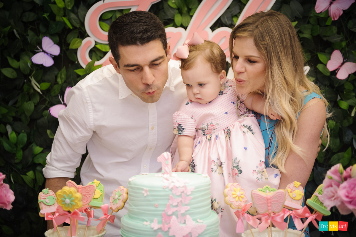 Foto Parabéns em Festa Infantil Criança Brincando Em Festa De Aniversário Infantil Tema Jardim Das Borboletas