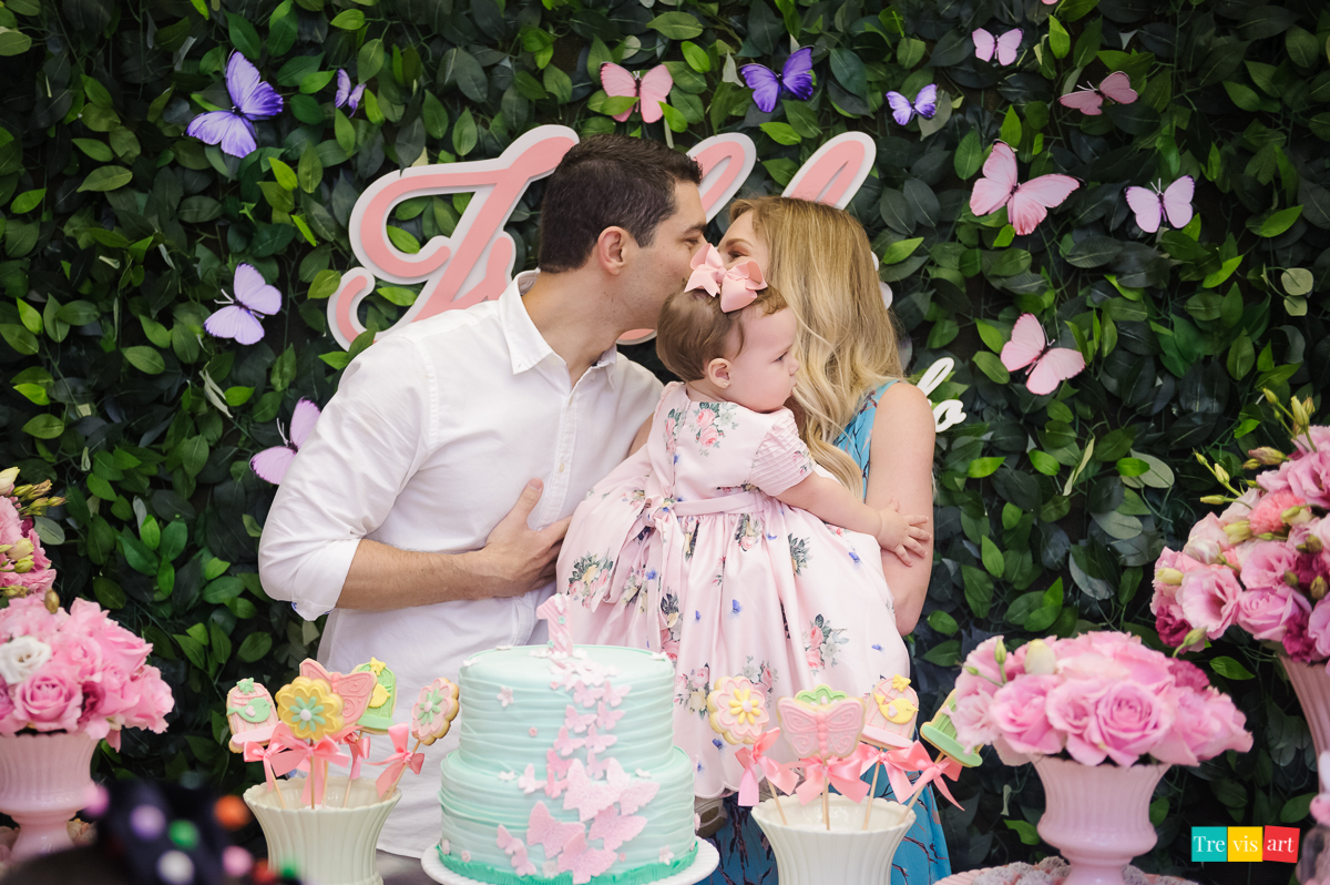 Foto Parabéns em Festa Infantil Criança Brincando Em Festa De Aniversário Infantil Tema Jardim Das Borboletas