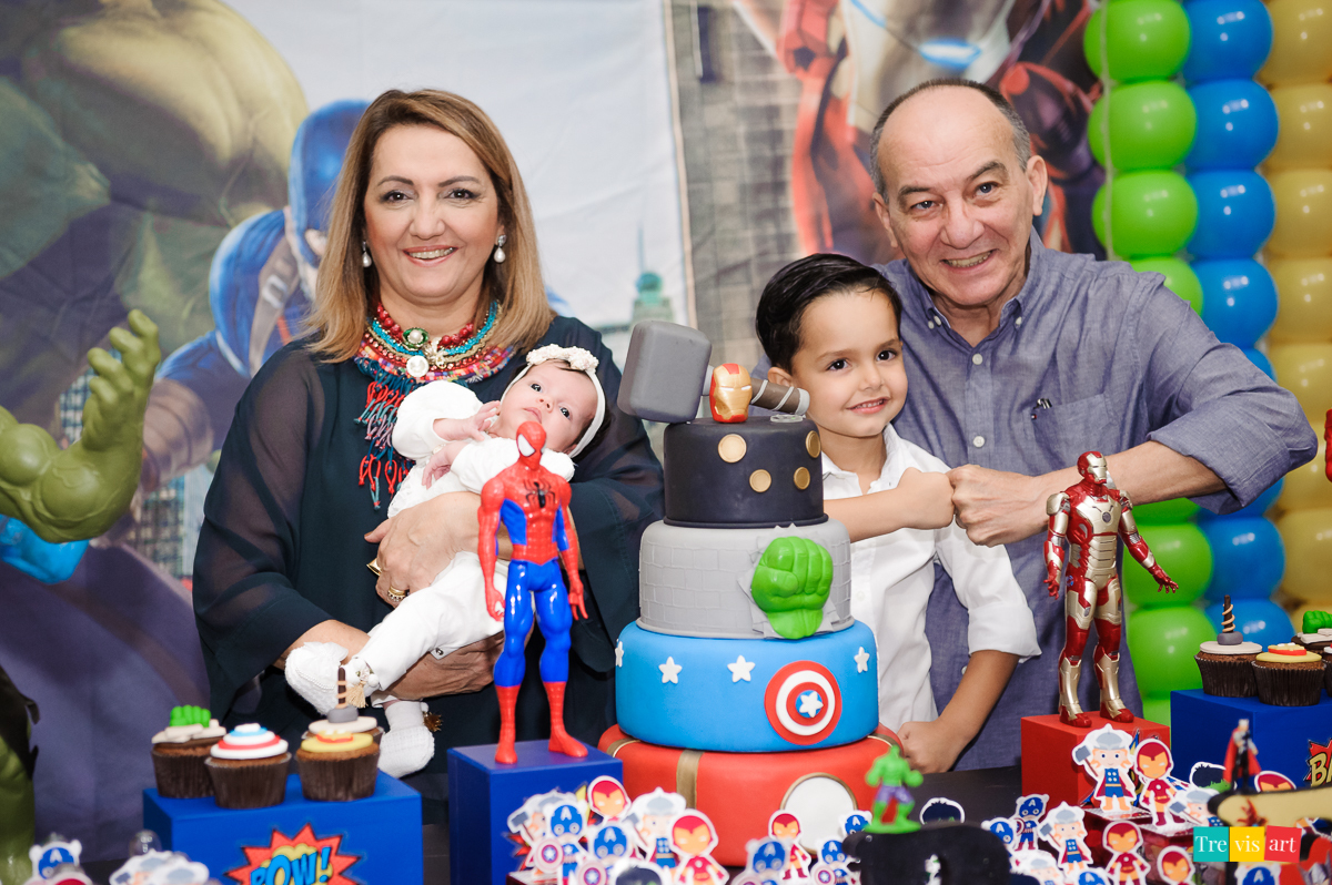 Foto família criança festa infantil em buffet infantil tema vingadores avengers vingadores