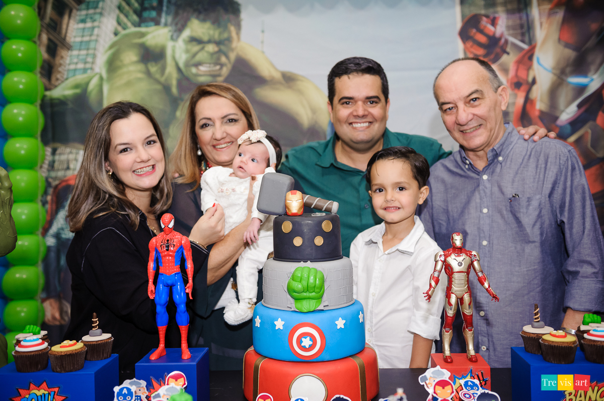 Foto família criança festa infantil em buffet infantil tema vingadores avengers vingadores