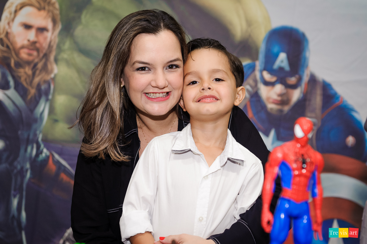 Foto família criança festa infantil em buffet infantil tema vingadores avengers vingadores