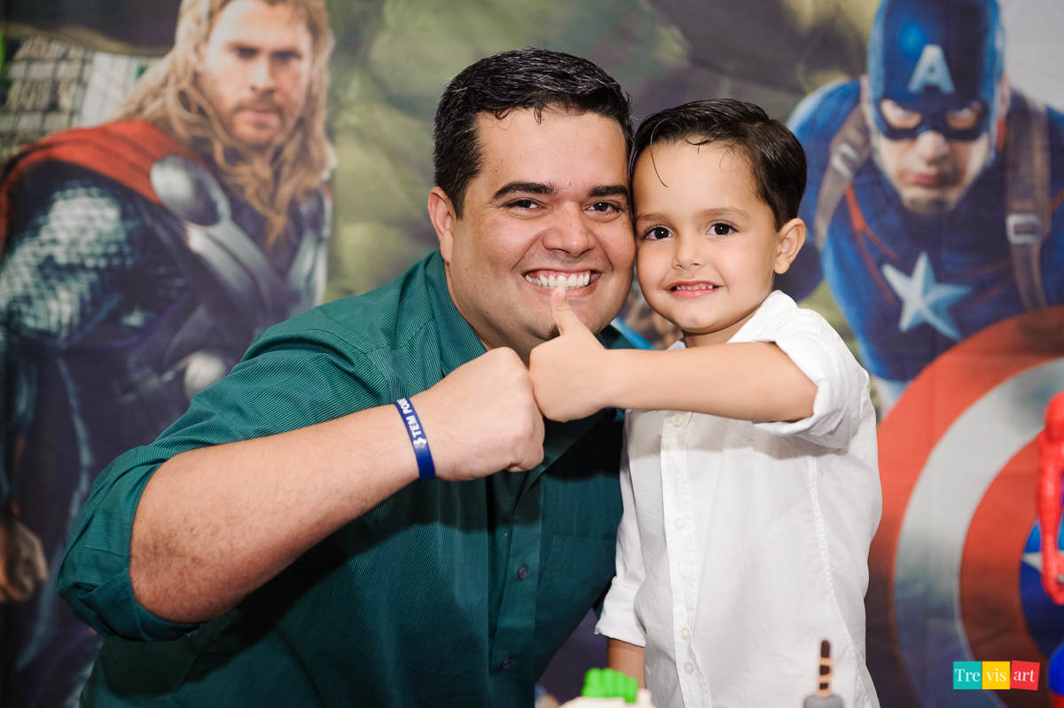 Foto família criança festa infantil em buffet infantil tema vingadores avengers vingadores