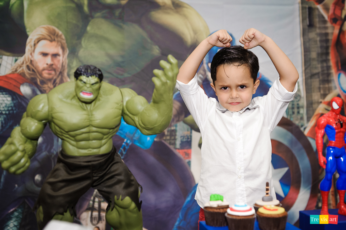 Foto criança festa de aniversário em buffet infantil tema vingadores avengers hora do parabéns