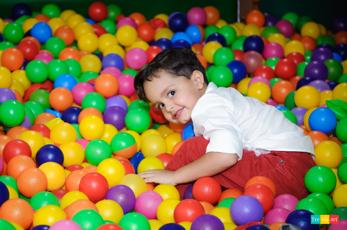 Foto criança festa infantil em buffet infantil tema vingadores avengers