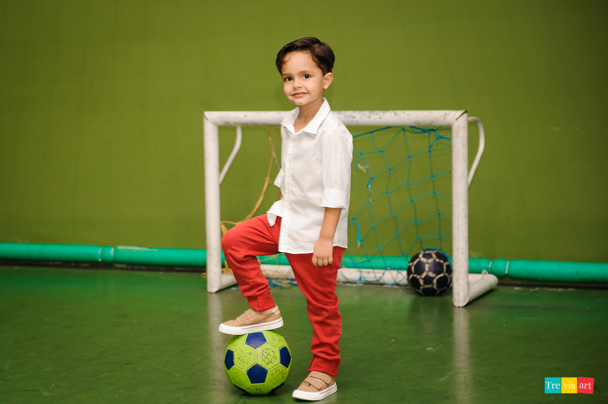 Foto criança festa de aniversário futebol em buffet infantil tema vingadores avengers
