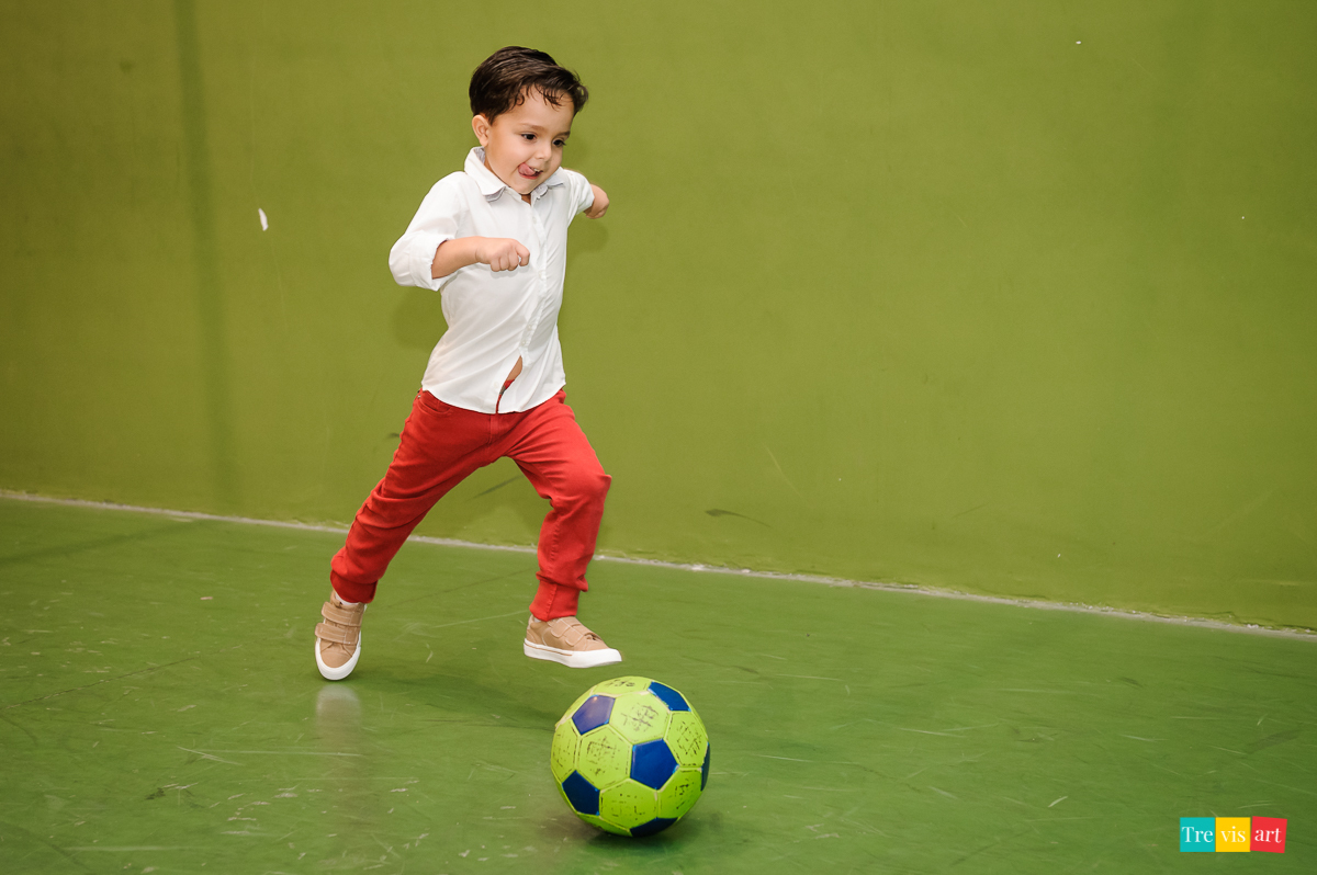 Foto criança festa de aniversário futebol em buffet infantil tema vingadores avengers