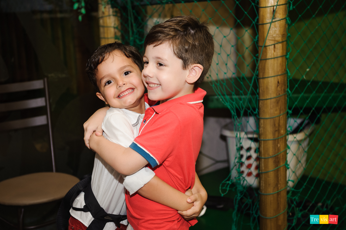 Foto criança festa de aniversário em buffet infantil tema vingadores avengers