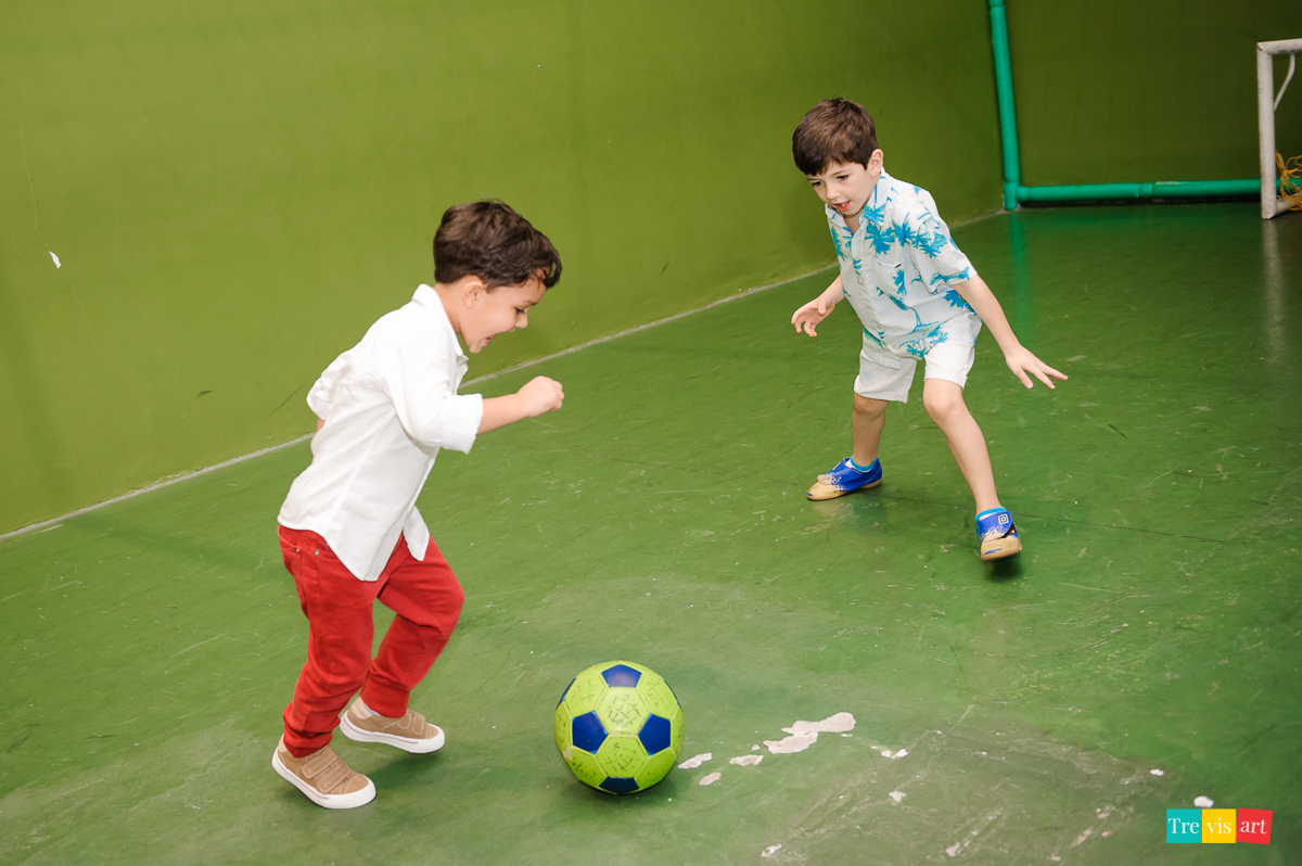 Foto criança festa de aniversário futebol em buffet infantil tema vingadores avengers