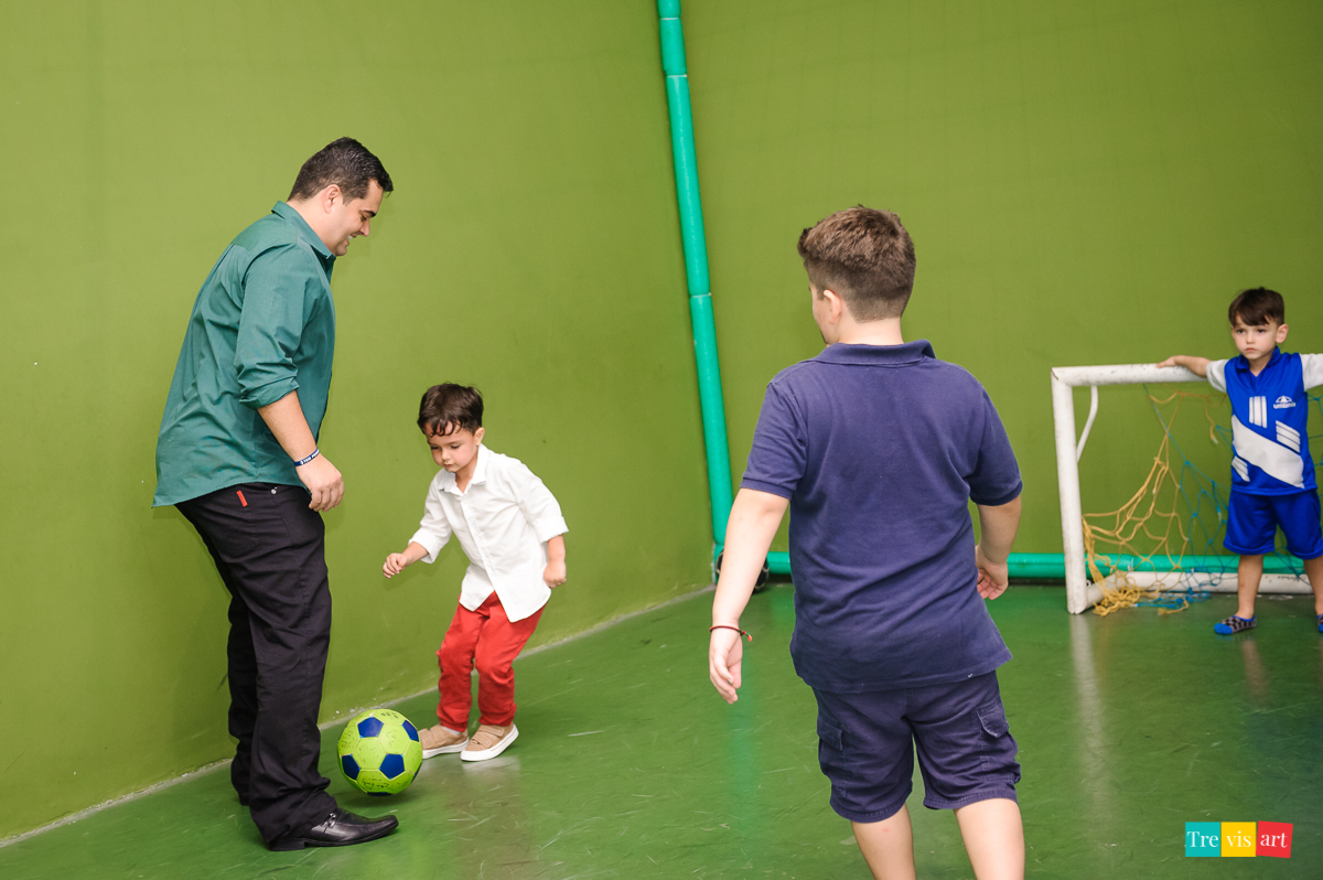 Foto criança festa de aniversário futebol em buffet infantil tema vingadores avengers