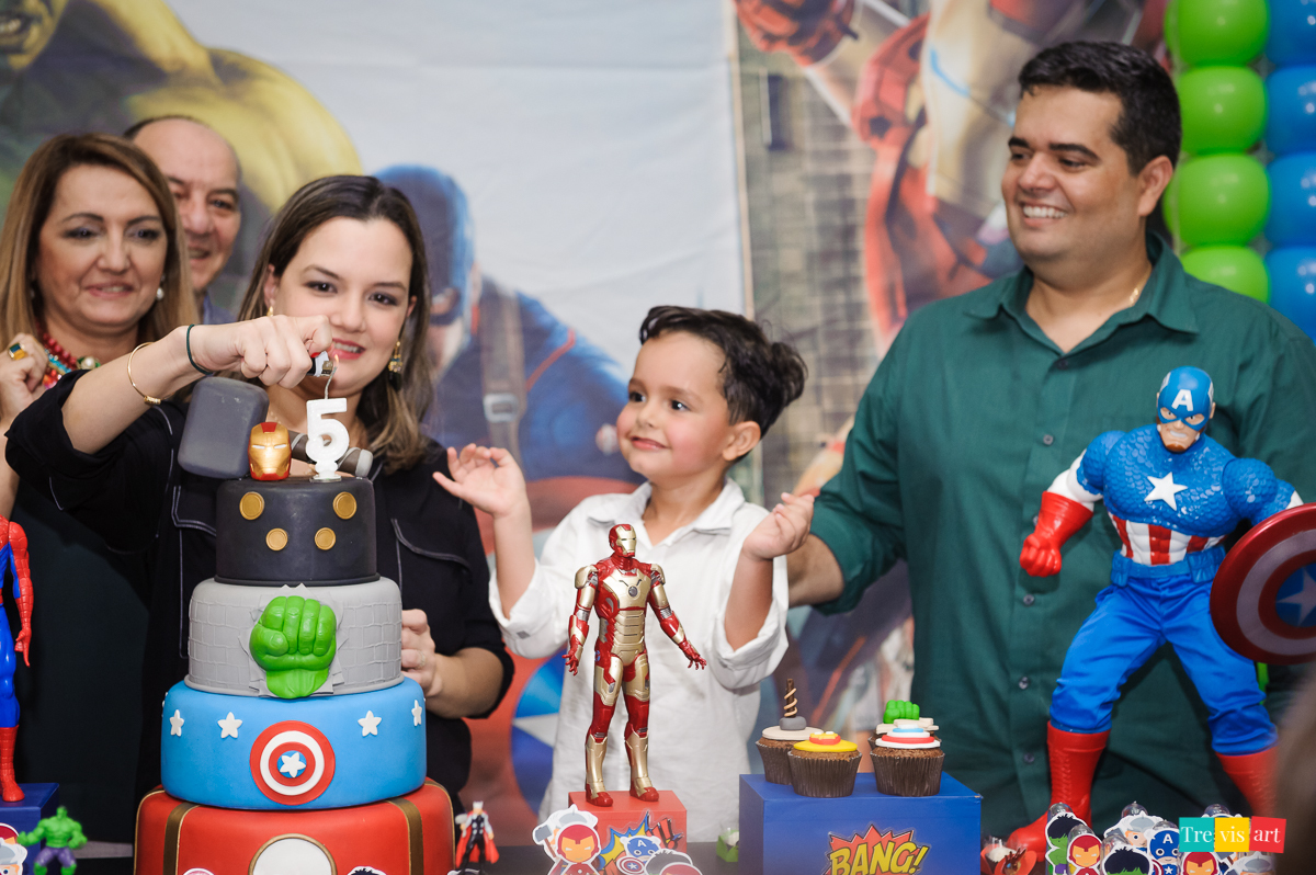 Foto criança festa de aniversário em buffet infantil tema vingadores avengers hora do parabéns
