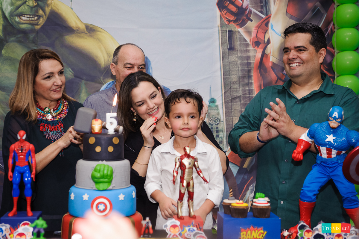 Foto criança festa de aniversário em buffet infantil tema vingadores avengers hora do parabéns