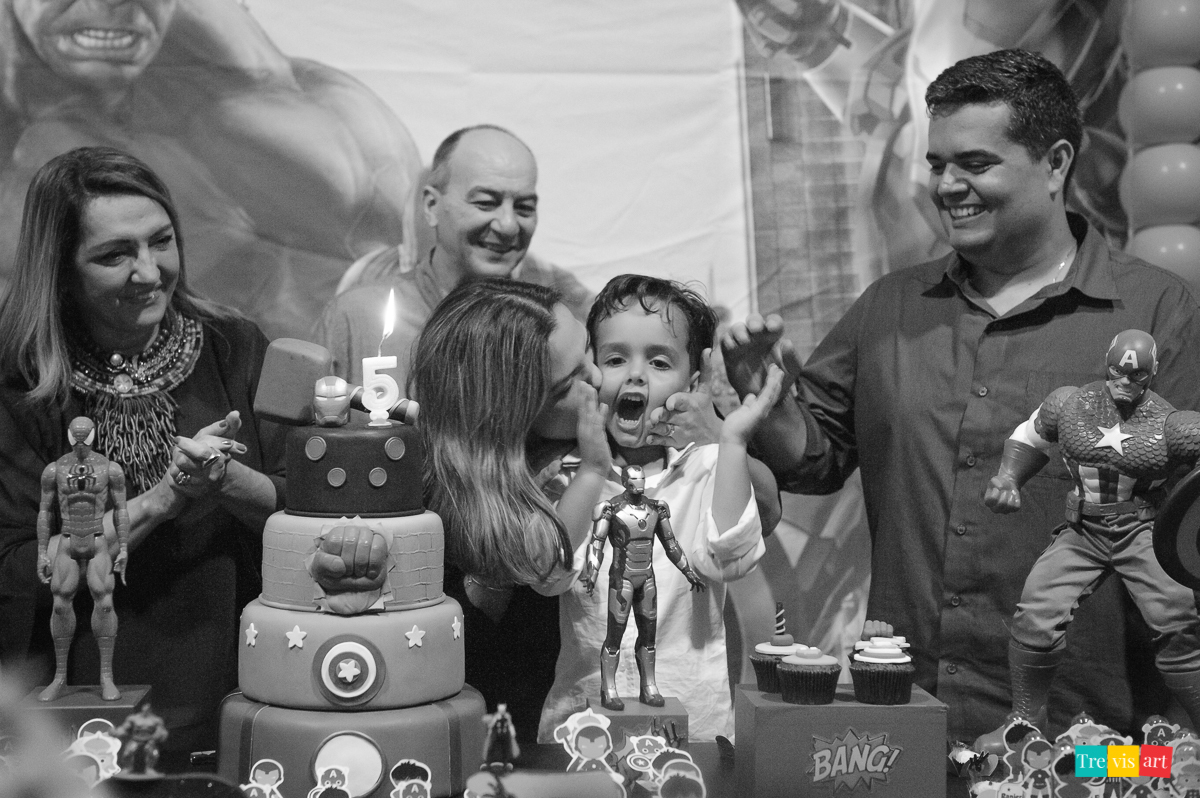 Foto criança festa de aniversário em buffet infantil tema vingadores avengers hora do parabéns