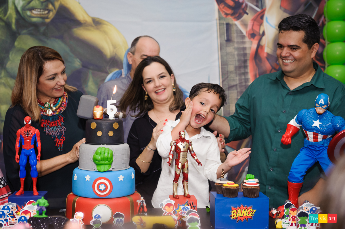 Foto criança festa de aniversário em buffet infantil tema vingadores avengers hora do parabéns