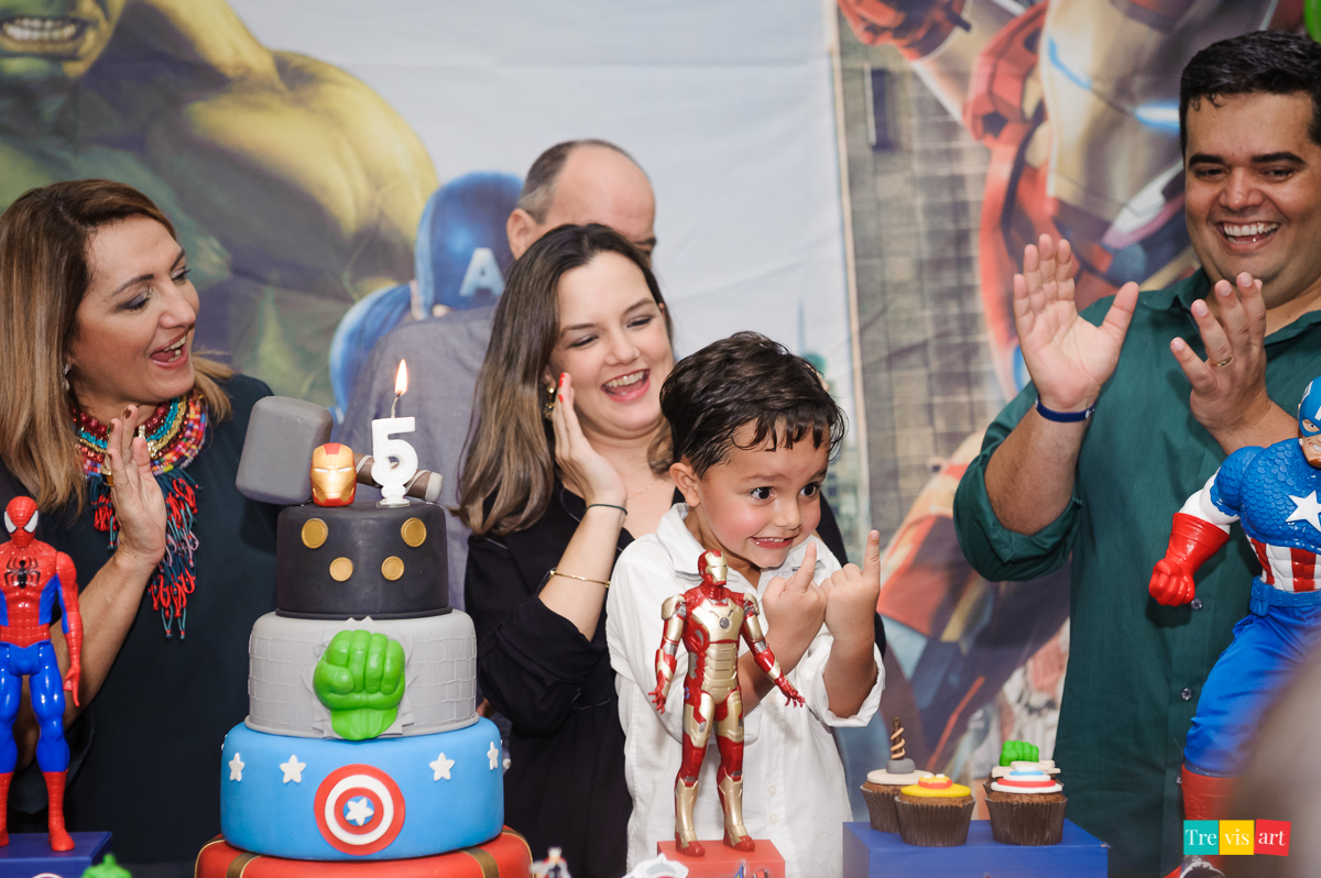 Foto criança festa de aniversário em buffet infantil tema vingadores avengers hora do parabéns