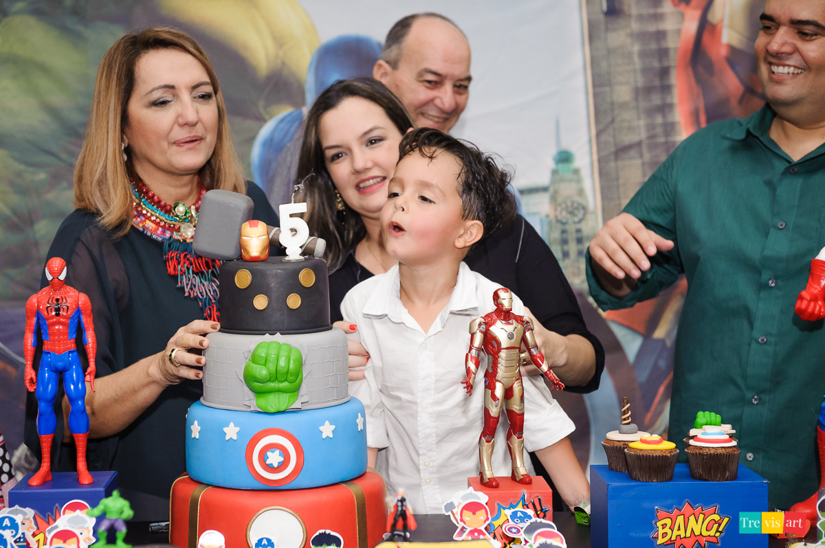 Foto criança festa de aniversário em buffet infantil tema vingadores avengers hora do parabéns