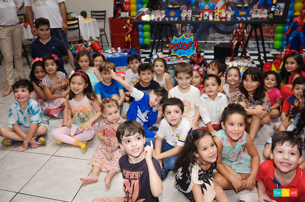 Foto criança festa de aniversário em buffet infantil tema vingadores avengers hora do parabéns