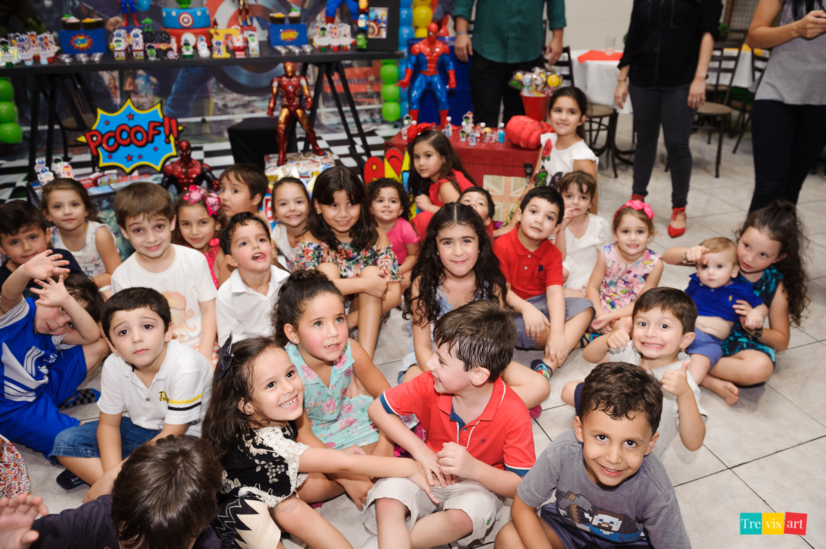 Foto criança festa de aniversário em buffet infantil tema vingadores avengers hora do parabéns