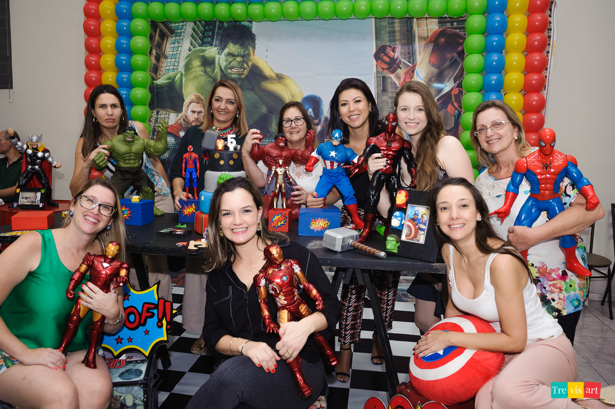 Foto criança festa de aniversário em buffet infantil tema vingadores avengers hora do parabéns