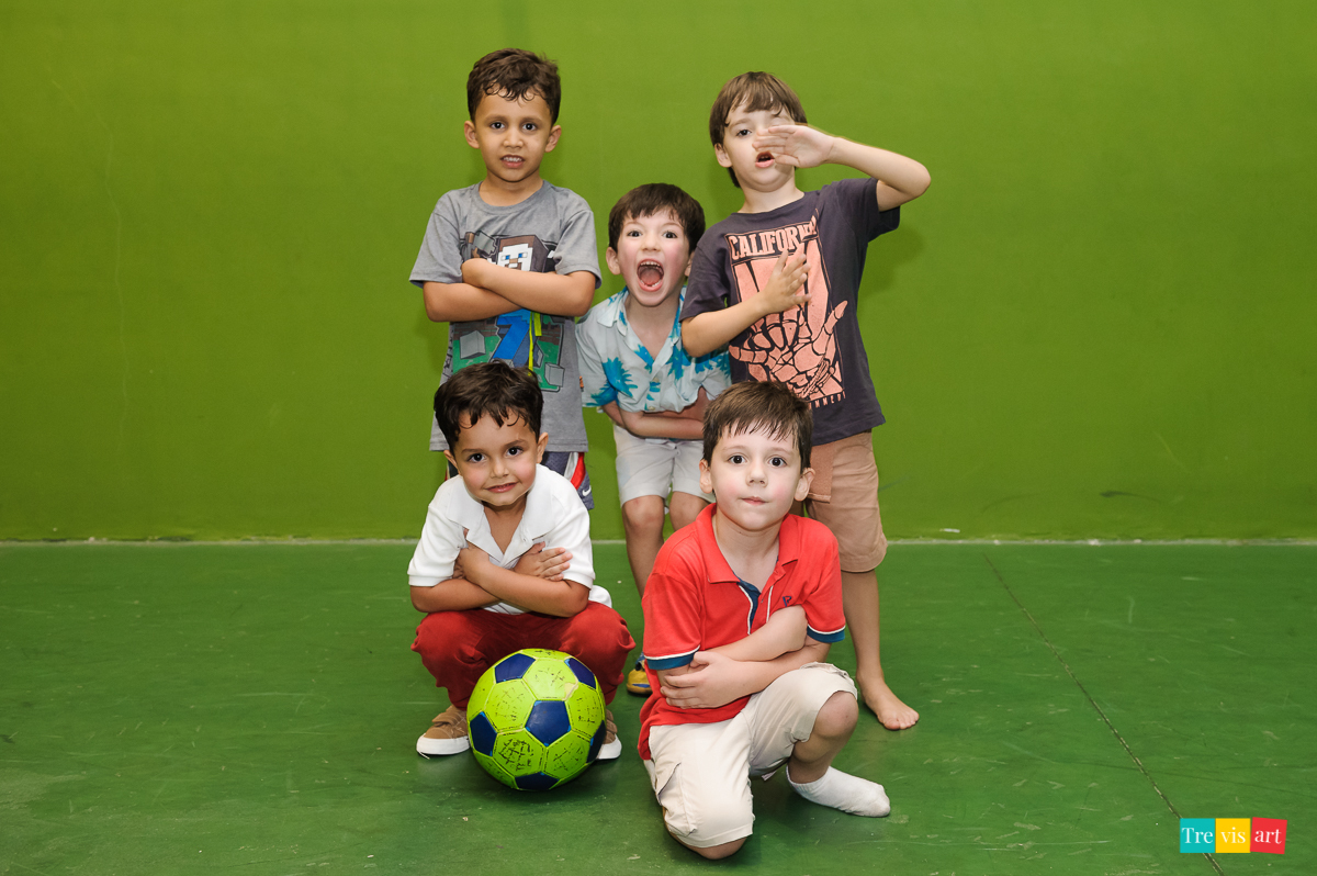 Foto criança festa de aniversário futebol em buffet infantil tema vingadores avengers