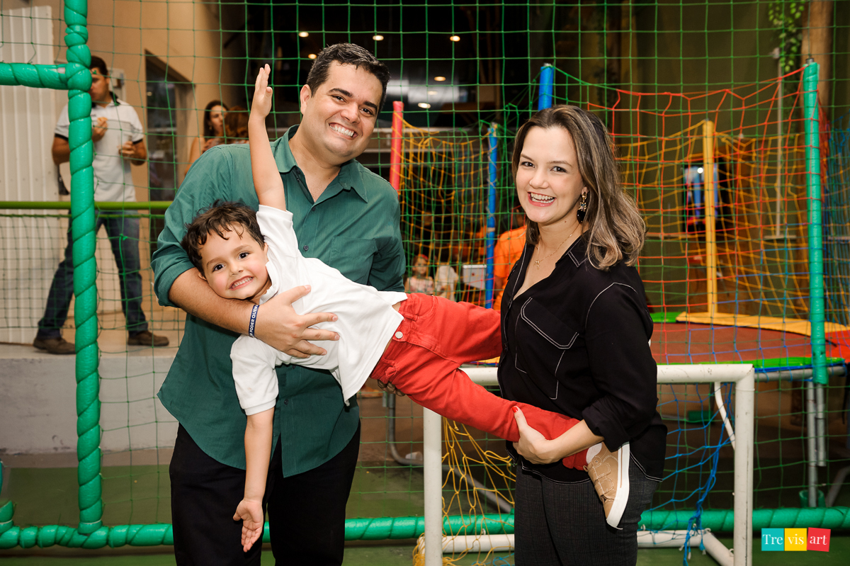 Foto criança festa de aniversário em buffet infantil tema vingadores avengers hora do parabéns