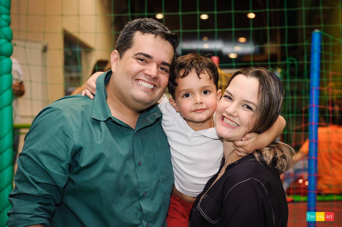 Foto criança festa de aniversário em buffet infantil tema vingadores avengers hora do parabéns