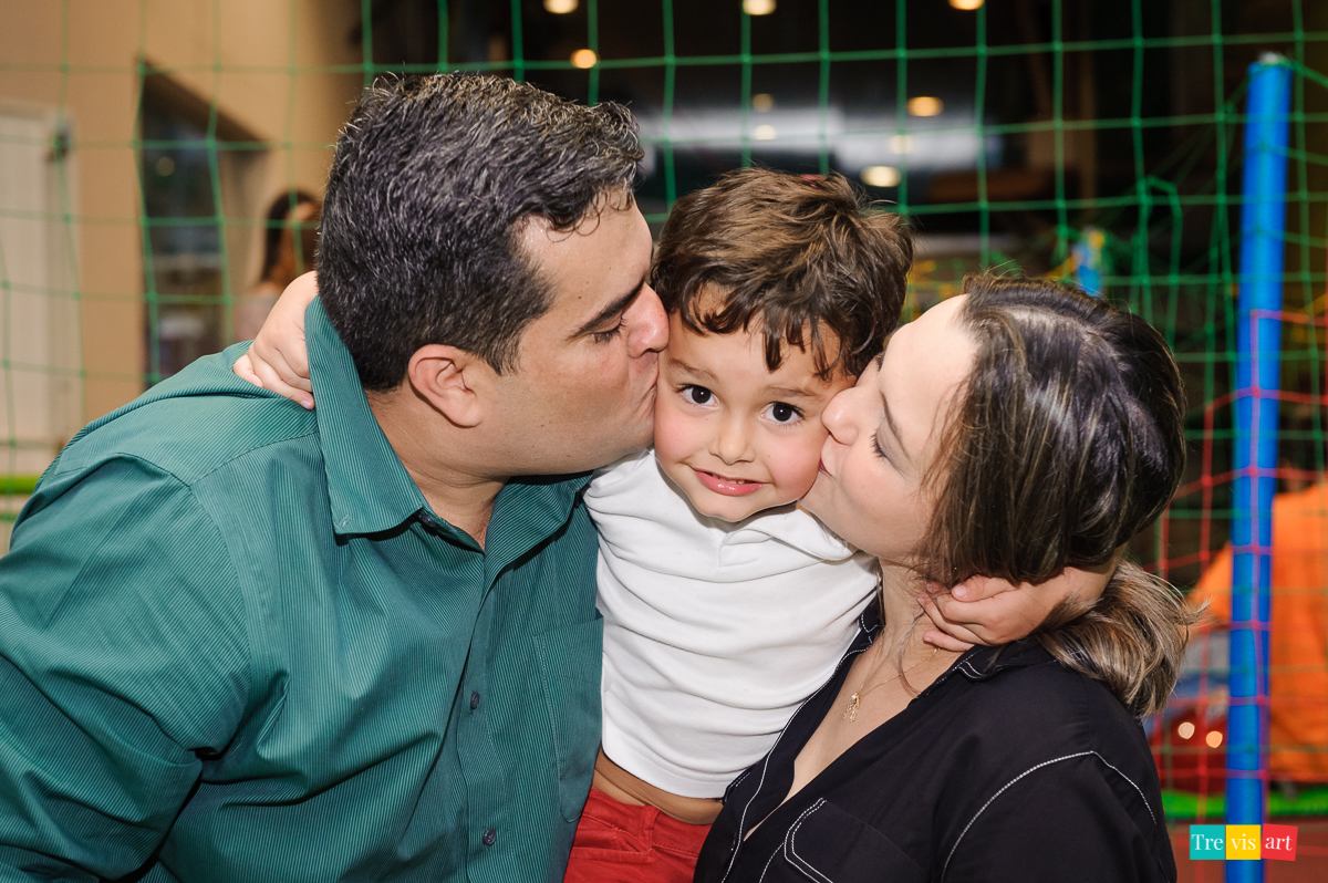 Foto criança festa de aniversário em buffet infantil tema vingadores avengers hora do parabéns