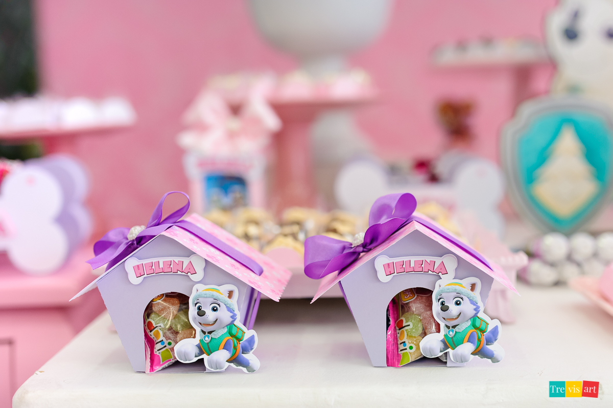 Foto de menina em festa de aniversário em buffet de festa infantil Carrossel tema de festa Patrulha Canina