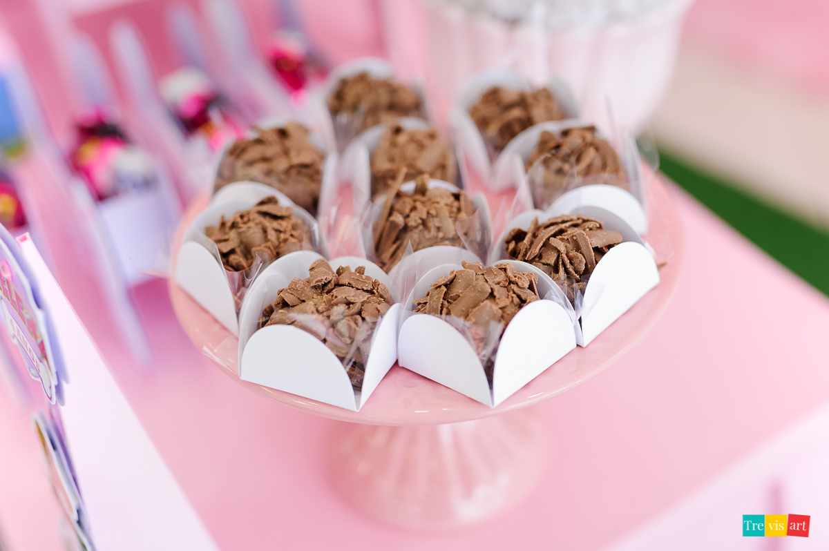 Foto de menina em festa de aniversário em buffet de festa infantil Carrossel tema de festa Patrulha Canina