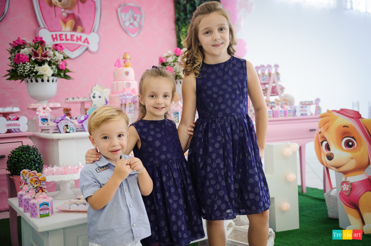 Foto de menina em festa de aniversário em buffet de festa infantil Carrossel tema de festa Patrulha Canina