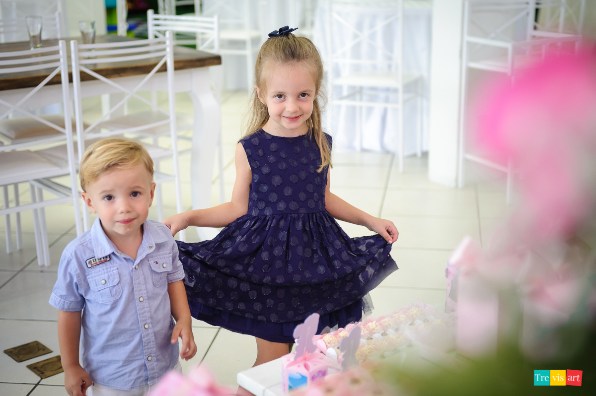 Foto de menina em festa de aniversário em buffet de festa infantil Carrossel tema de festa Patrulha Canina